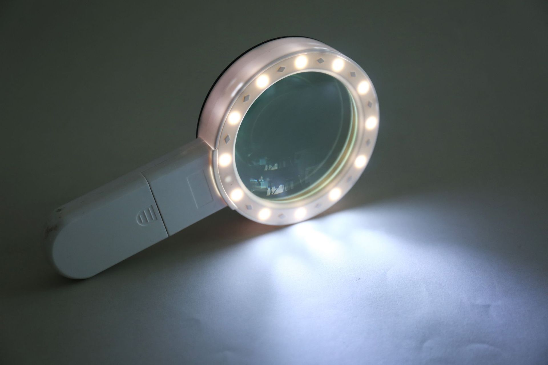 Kibtoy magnifying glass with LED lights Kibtoy magnifying glass with LED lights